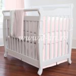 blede roze posteljina za bebe od svilenog satena