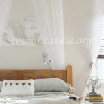 bele rusticne zavese uz bracni krevet